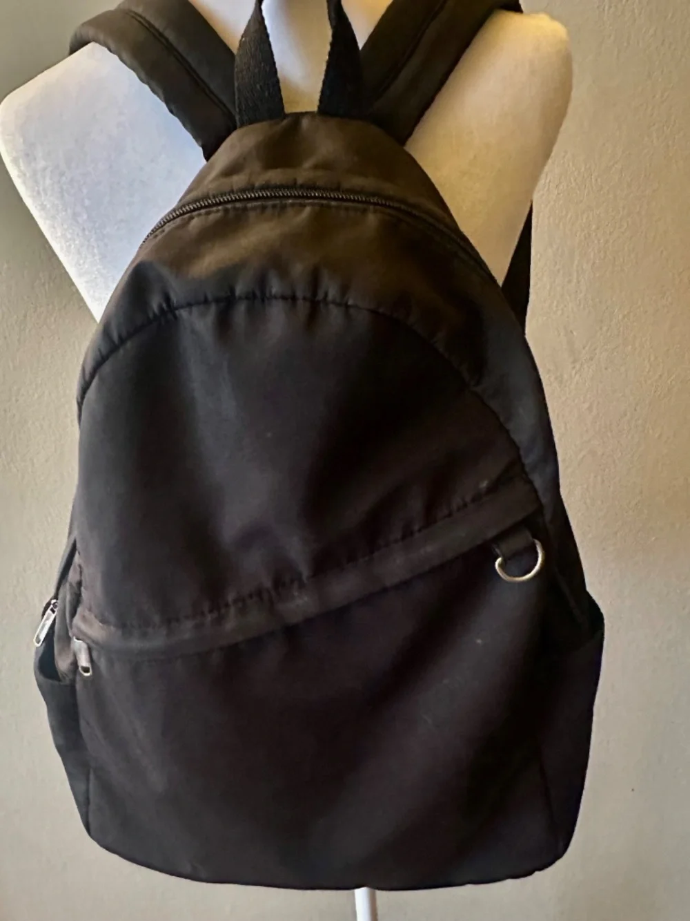 Sturdy roomy lined heavyweightnnylon black backpack w/pockets